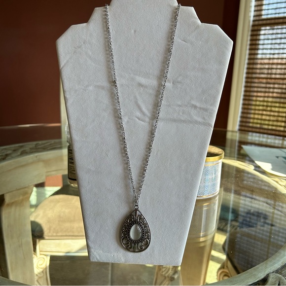 paparazzi Jewelry - 💎🆕White Paparazzi Necklace